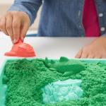Juego de arenero de Kinetic Sand, 454 g de arena para jugar verde, almacenamiento en arenero, 4 moldes y herramientas, juguetes sensoriales para niños a partir de 3 años thumbnail 5