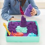 Contenitore per la sabbia Kinetic Sand, 454 g di sabbia da gioco viola, sabbiera, 4 formine e attrezzi, giocattoli sensoriali per bambini dai 3 anni in su thumbnail 3