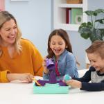 Contenitore per la sabbia Kinetic Sand, 454 g di sabbia da gioco viola, sabbiera, 4 formine e attrezzi, giocattoli sensoriali per bambini dai 3 anni in su thumbnail 5
